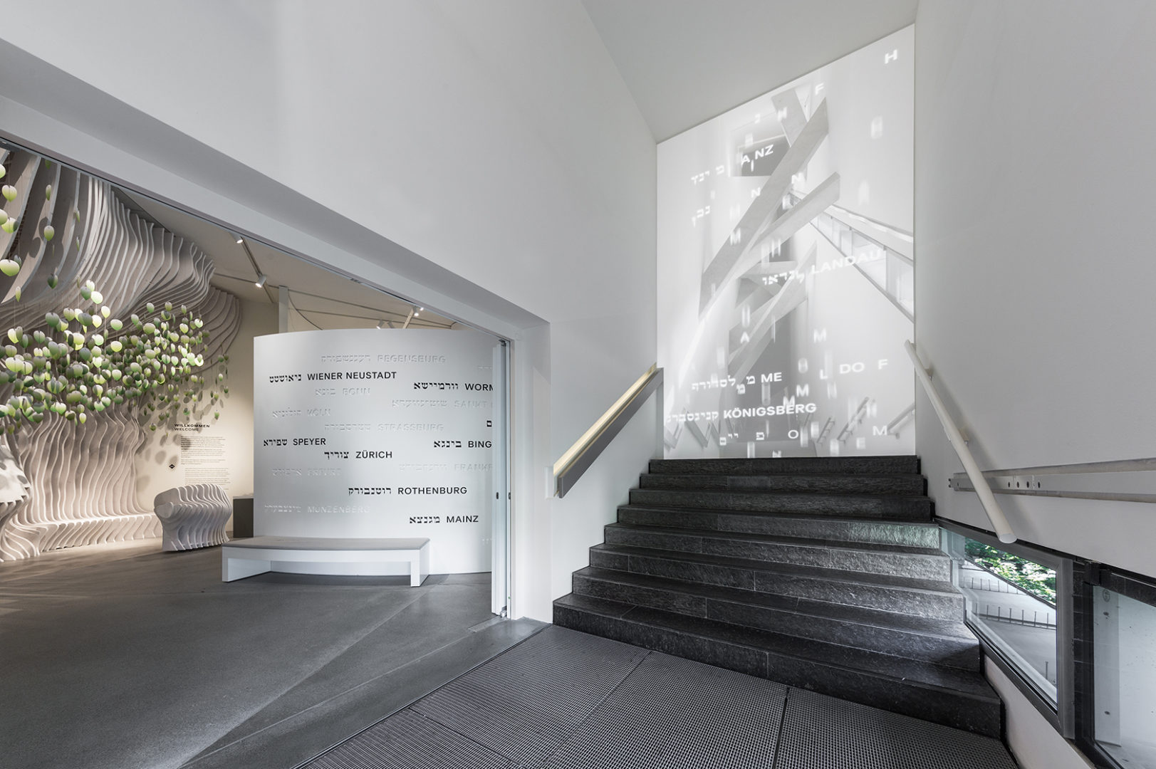 Luxus-Ausstellung in Pforzheim: Klopapier für feine Pinkel -  Baden-Württemberg